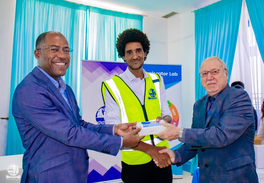 Equipamentos tecnológicos para os Agentes de Desenvolvimento Comunitário de Praia