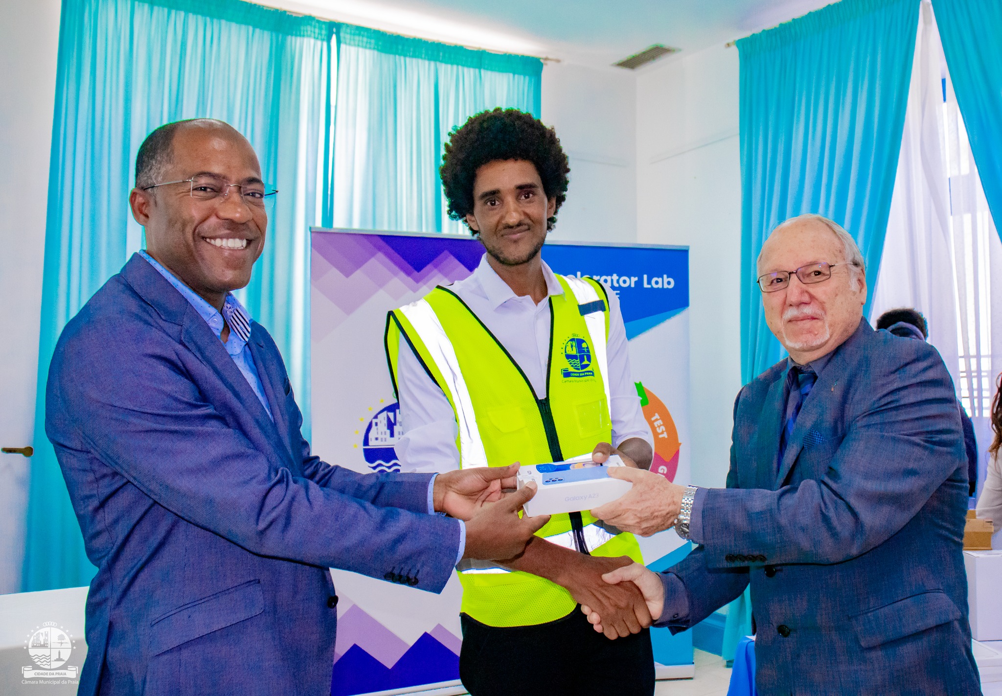 Equipamentos tecnológicos para os Agentes de Desenvolvimento Comunitário de Praia
