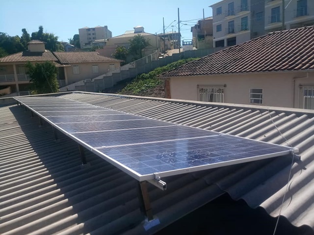 Energia solar fotovoltaica ganha espaço nos telhados de Resende Costa