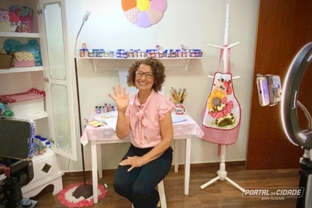 Artesã conta como começou seu amor pela pintura em Nova Resende