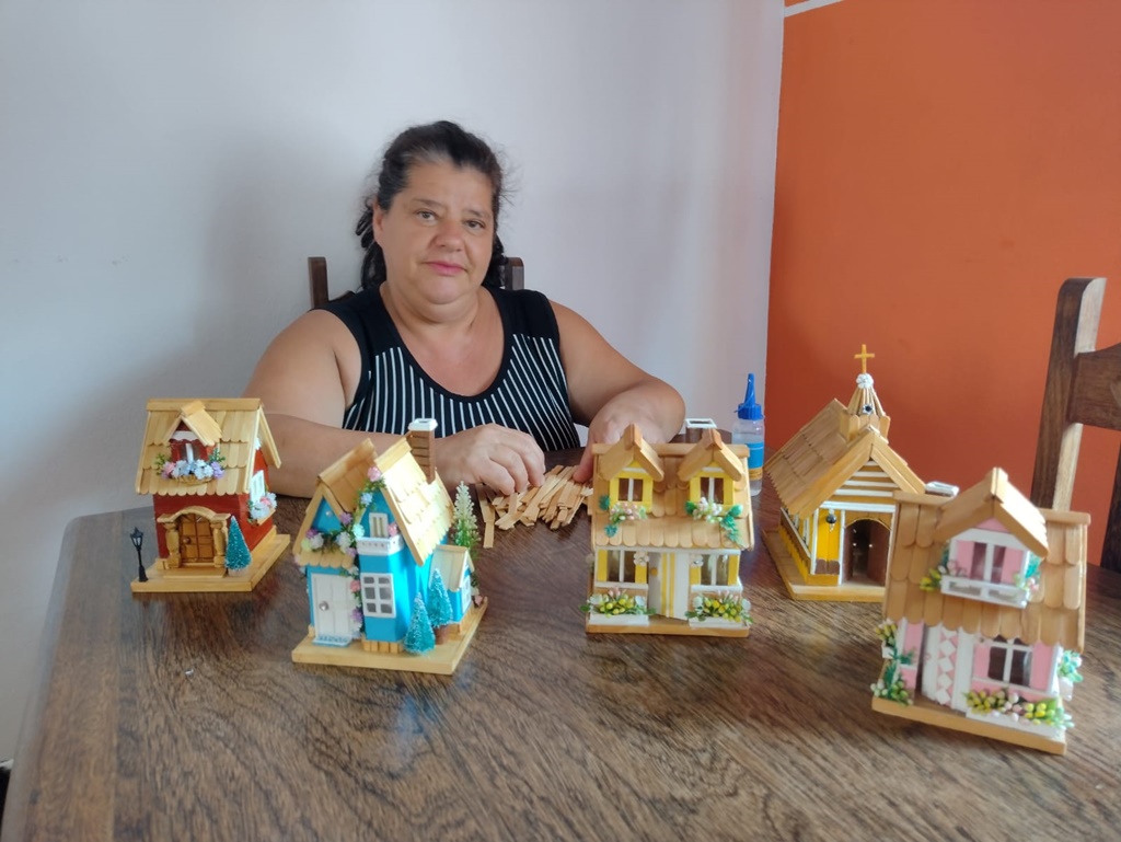 Elisa, a artesã que faz igrejas, casinhas, castelos e currais em Lagoa Dourada