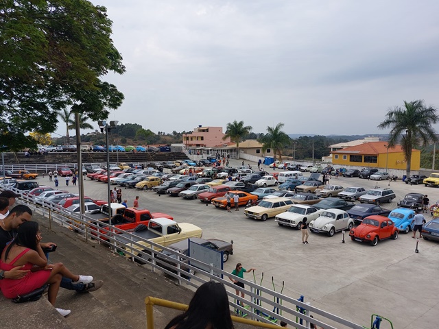 Resende Costa: 1º Encontro de Carros Antigos atraiu apaixonados por relíquias