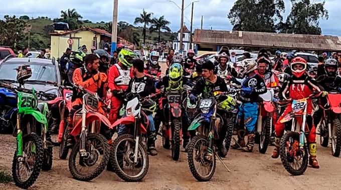 Cerca de 300 motociclistas no tradicional Trilhão de Prados