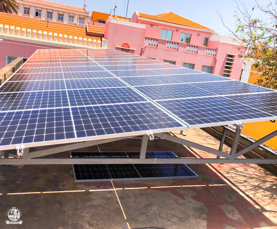 Cidade de Praia: praça ganha iluminação por energia solar fotovoltaica