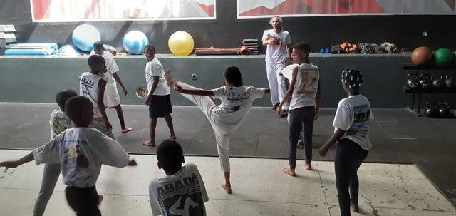 Cidade de Praia: projeto social utiliza a capoeira para integrar e educar crianças