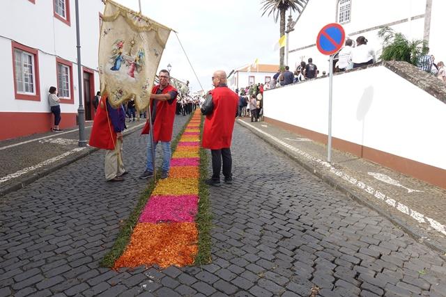 Corpus Christi: ruas enfeitadas com tapetes para procissões do Santíssimo