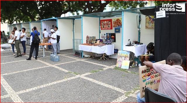 Cidade de Praia: primeira Feira Exposição Municipal de Artesanato