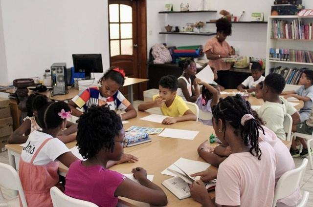 Cidade de Praia: atividades de férias envolvem crianças na leitura e no plantio de árvores